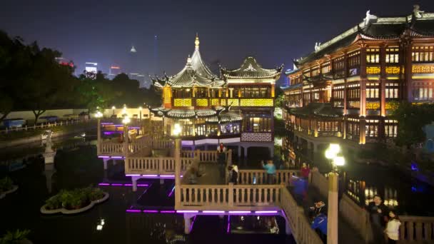 Gente en el puente de nueve turnos en zig-zag en Yuyuan Bazar — Vídeos de Stock