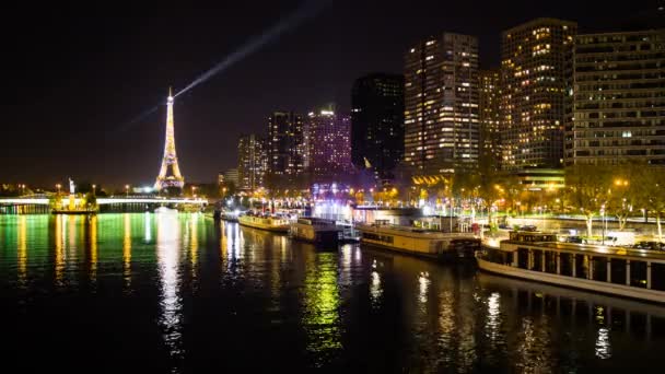 River seine ve Eyfel Kulesi, paris — Stok video