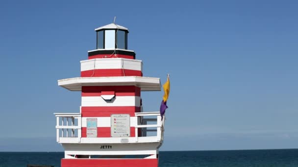 Art Deco stijl badmeester hut op Miami Beach — Stockvideo