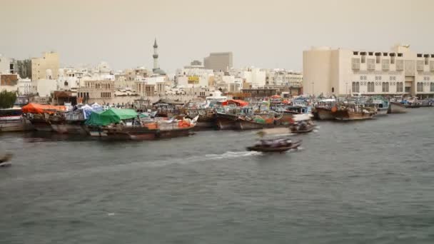 Набережная Дубая с речным движением — стоковое видео