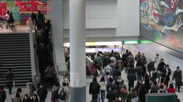 Ommuters que se movem através da estação de Shibuya — Vídeo de Stock