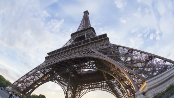 Eiffelova věž osvětlená v noci — Stock video
