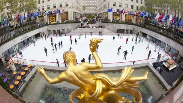 Skridskobana under Rockefeller Center Building — Stockvideo