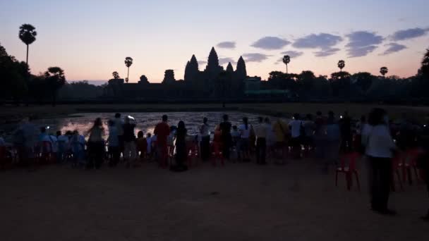 Templo de Angkor Wat vigilado por muchos turistas — Vídeos de Stock