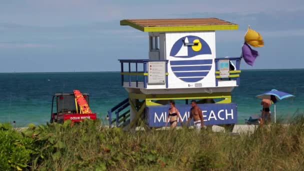 Стилі ар-деко рятувальник хатина на Майамі-Біч — стокове відео