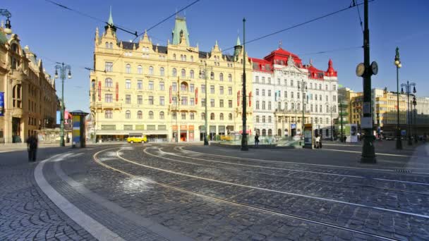 Centrum Prahy s červenými tramvajemi — Stock video