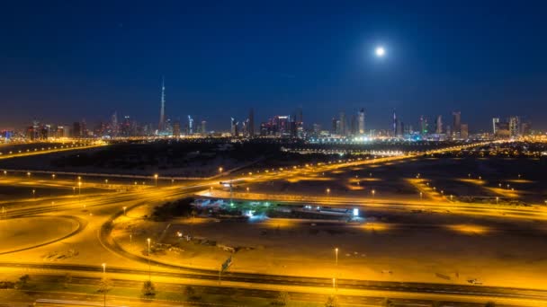 Uluslararası Dubai Kongre ve Sergi Sarayı ile Dubai şehir silüetinin — Stok video