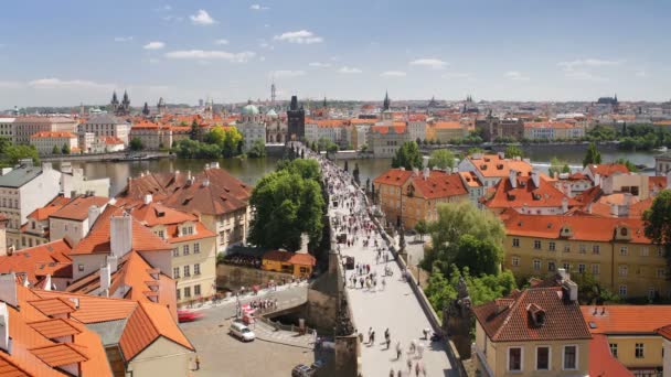 Ponte Carlo sul fiume Vitava, Praga — Video Stock