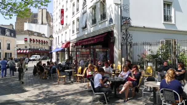 Café y escena callejera en Montmartre — Vídeo de stock