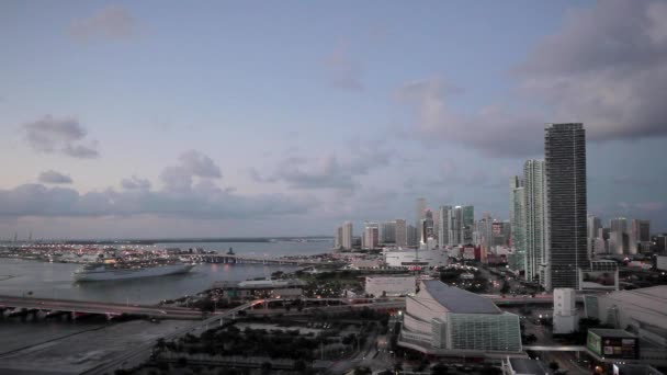 Biscayne Boulevard e lo skyline di Miami — Video Stock