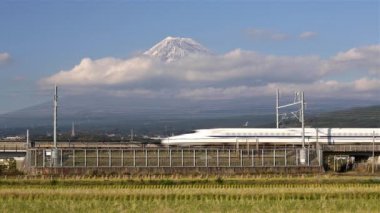  Shinkansen hızlı tren pirinç tarlaları ile geçen 