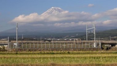  Shinkansen hızlı tren pirinç tarlaları ile geçen 