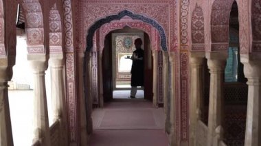 Çay tepsi Samode sarayında garson