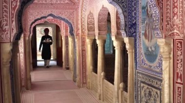 Çay tepsi Samode sarayında garson