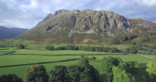 Great Langdale i szczyty Langdale Pikes, Anglia — Wideo stockowe