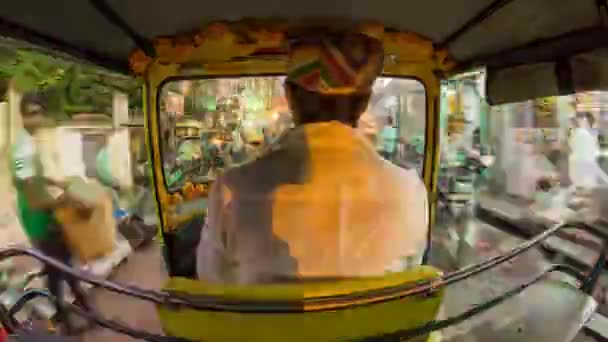Autorickshaw, водіння througstreets, Udaipur — стокове відео
