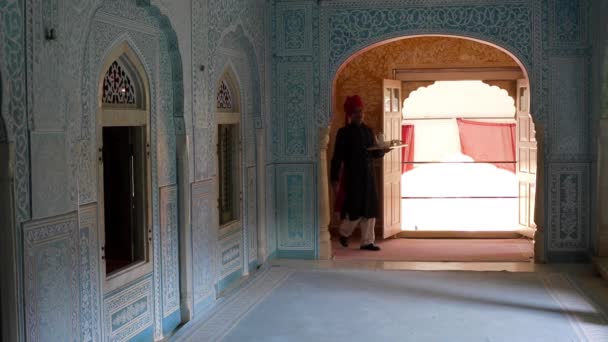 Serveur portant plateau de thé dans le palais Samode — Video