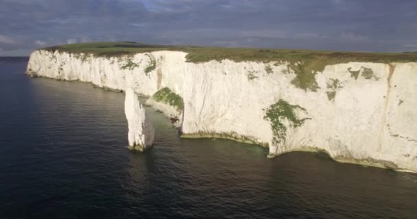 Krijtrotsen in de buurt van Old Harry Rocks — Stockvideo