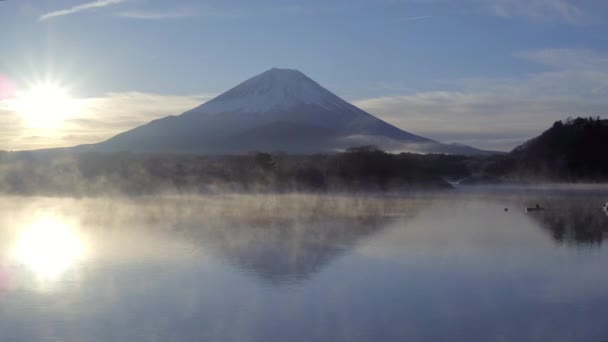 在湖商事和富士山日出 — 图库视频影像