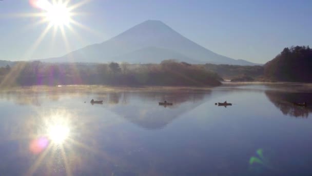Salida del sol sobre el lago Shoji y el monte Fuji — Vídeo de stock