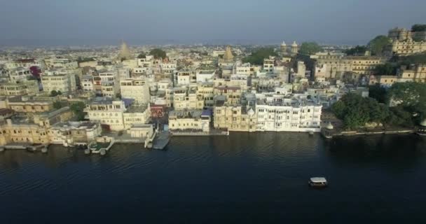 Lac Pichola et le palais de la ville d'Udaipur — Video