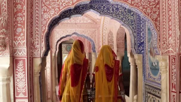 Senhoras vestindo Saris em passagem ornamentada — Vídeo de Stock