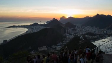 İsa'nın kurtarıcı Corcovado Dağı'na ile ilgilenen turist