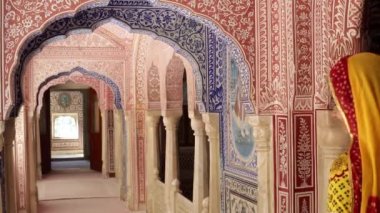  Sari süslü geçit giyen Bayan 