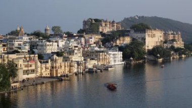 PICHOLA Lake ve Udaipur şehir sarayda