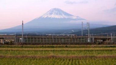  Shinkansen hızlı tren pirinç tarlaları ile geçen 