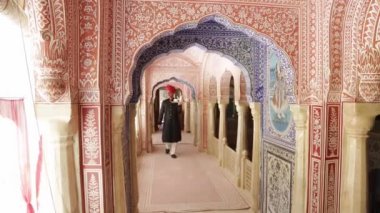 Çay tepsi Samode sarayında garson