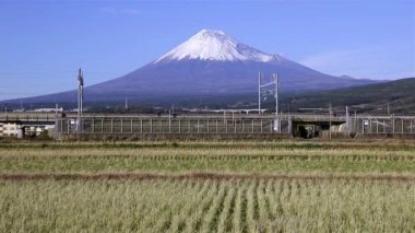  Shinkansen hızlı tren pirinç tarlaları ile geçen 