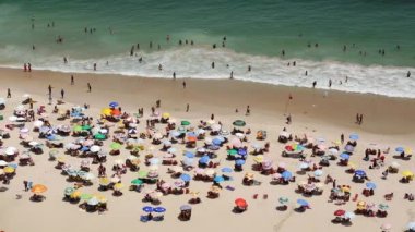 Copacabana Plajı üzerinde güneşlenme insanlar