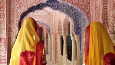  Saris süslü geçit giyen bayanlar