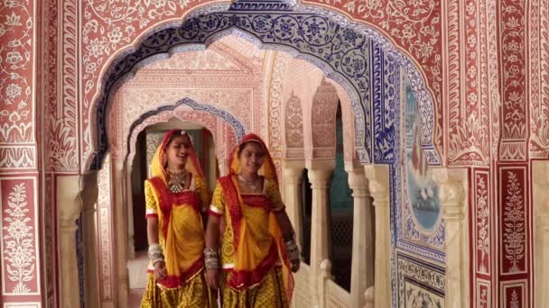 Signore che indossano Saris in un corridoio ornato — Video Stock
