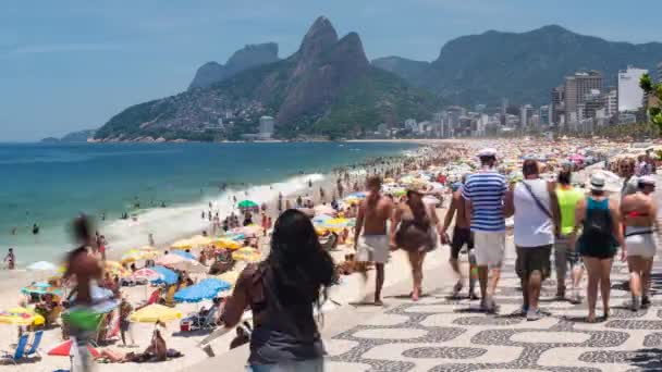 Ipanema Strand und Dois Irmaos Berg — Stockvideo