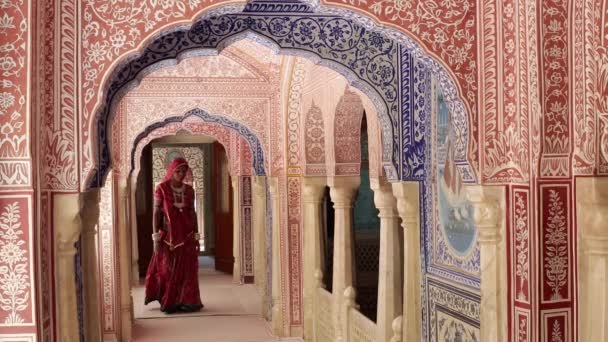 Dame portant Sari dans le couloir orné — Video
