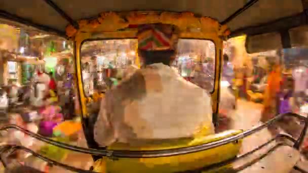 Autorickshaw conduciendo por las calles, Udaipur — Vídeo de stock
