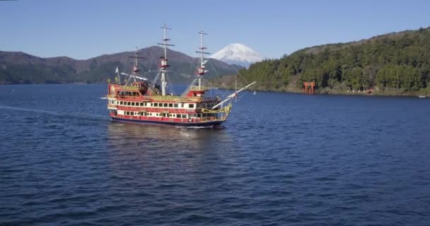 Lake Ashinoko met Mount Fuji achter — Stockvideo