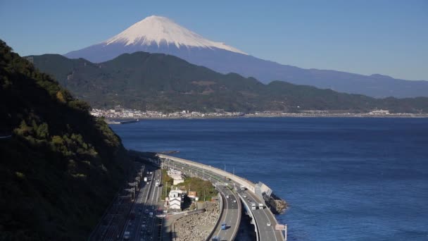 Mt. Fuji und Verkehr auf der tomei Schnellstraße — Stockvideo