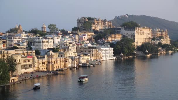 Lake Pichola and the City Palace in Udaipur — Stock Video