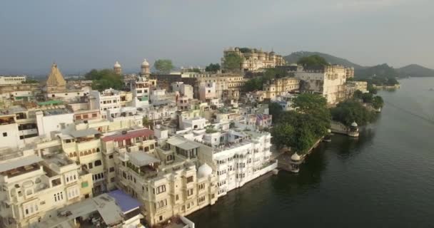 Lago di Pichola e il Palazzo della Città a Udaipur — Video Stock