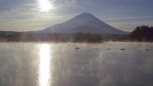 Zonsopgang boven Lake Shoji en Mt Fuji — Stockvideo