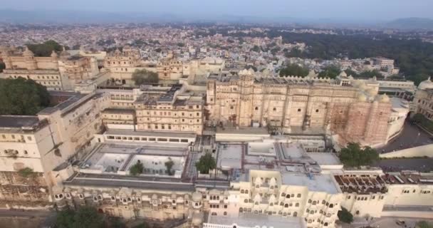 Lac Pichola et le palais de la ville d'Udaipur — Video