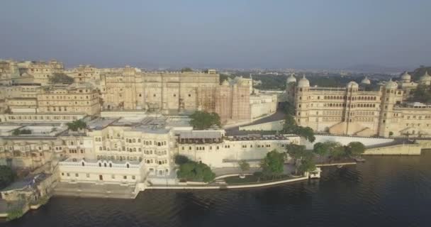 Lac Pichola et le palais de la ville d'Udaipur — Video