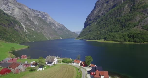 Traditionele boerderij gehucht langs Naeroyfjord Gudvangen — Stockvideo