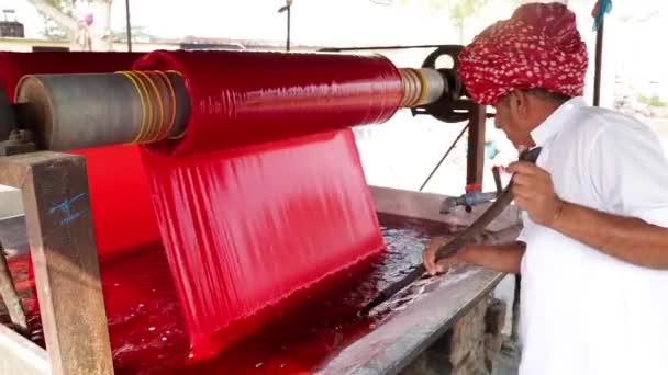 Procesul de vopsire a materialului într-o fabrică din apropiere de Jaipur — Videoclip de stoc