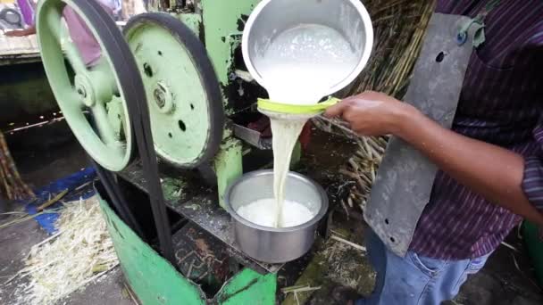 Prensa de cana de açúcar extraindo suco de cana fresco — Vídeo de Stock