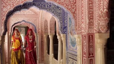  Saris süslü geçit giyen bayanlar