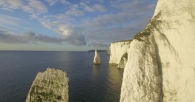 Tebeşir kayalıklarla yakınındaki eski Harry kayalar